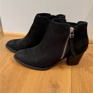 Vionic Water Resistant Black Ankle Boots, size 6